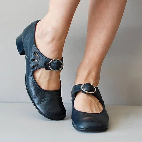 Comelyy low heel buckle pumps