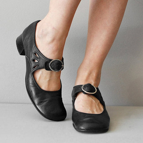 Comelyy low heel buckle pumps